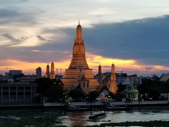 お、ライトアップされました。<br /><br />そこかしこで、写真が撮られています。