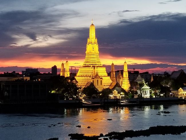 もう少しすると、ディナークルーズ船が走り始めます。