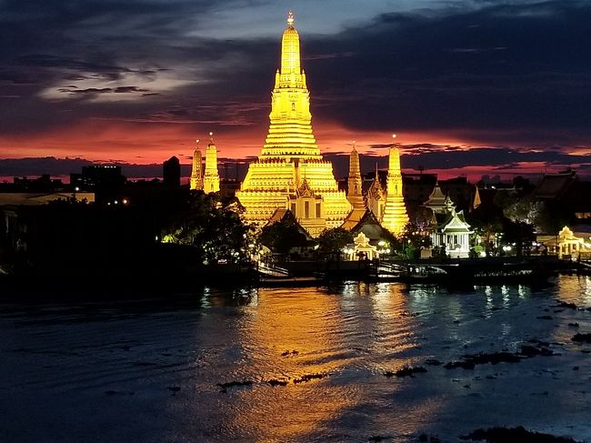 チャオプラヤー川にワットアルンが写っています。