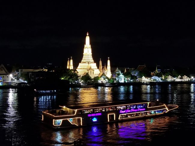 ディナークルーズ船です。<br /><br />皆さん楽しそう。