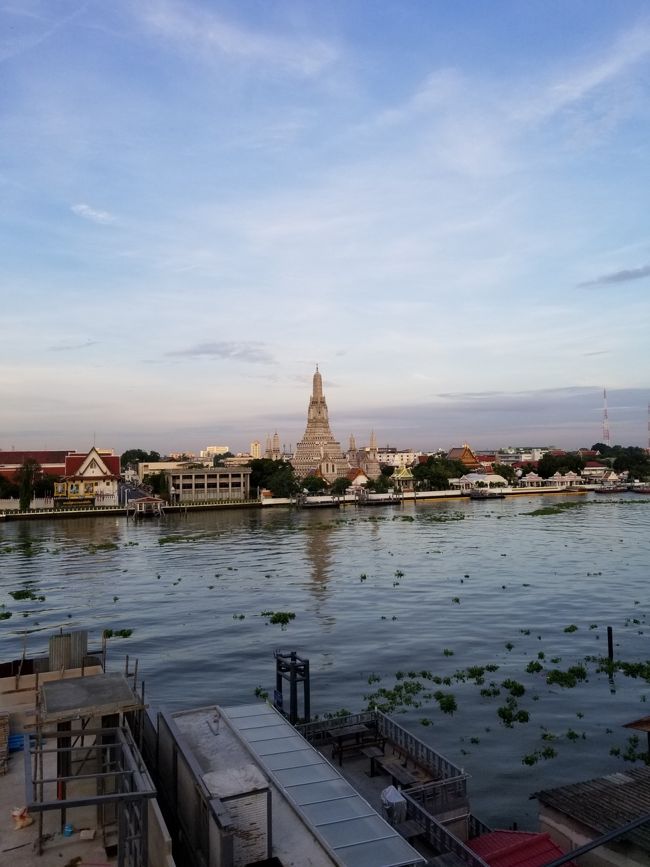 このホテルは是非とも再訪したいです。<br /><br />ただ、ショッピングなどがしたい人にとっては不便なホテルだと思われます。<br />日常から離れてゆっくりとしたい人には最高のホテルです。<br /><br />ただし、ワットアルンが見えるという事が最大のウリだと思いますので、あまり部屋ランクを下げると意味が無いかも知れません。<br /><br />ですがチェックインの時に、帰りのタクシーを用意するかどうか聞いてくれたりとか、いろいろと気遣ってくれました。<br /><br />ホテル周辺もフォトジェニックなお店がたくさんあり、まだこれからもどんどん発展していくだろうと思われる地域なので、この先も楽しみです。<br />ちょっと変わったバンコクでの過ごし方をしたい方に、特にオススメしたいホテルです。