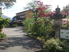 越中八尾から車で30分、ちょうど15時には本日の宿《人肌の宿 川金》に到着。

砺波市の庄川温泉郷にある旅館です。