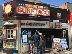 汐入駅を下車してどぶ板通りにある、一度食べてみたかった横須賀のネイビーバーガーのお店TSUNAMIに行くことに＼(^o^)／しかし…人気店だけに凄い行列…( ；∀；)
で、あっさり諦めて別の店SURFTACOなる店に！
何故か二人とも前日にハンバーガーを食べてるにもかかわらず、連チャンでハンバーガー！！どんだけ好きなのでしょう（笑）
