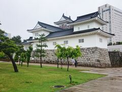 「池田屋安兵衛商店」から車で5分、《富山城》に到着。