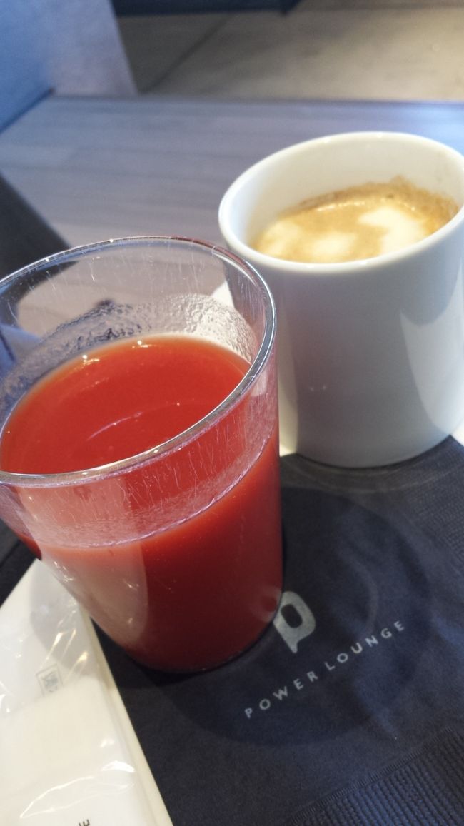 始発で来たので、パワーラウンジのクロワッサンを楽しみにしてきたのですが、影も形も有りません。<br />ネットでは朝はサービスが有ると出ていたのですが、間違いだったのかな？<br />で、ドリング２種類持って席を確保したら、後ろの方が紙皿に１個のクロワッサンを持っていました。<br />７時20分には既に無くなってしまうのですね。<br />第2ターミナルのカードラウンジでは、8時近くてもベーグル有ったのに。<br />な～んて、ちょっとケチ臭い話になりました（笑)