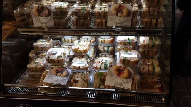 ベーグルサンドも色々な種類があるけど、ちょっと高いかなぁ。