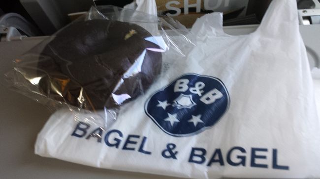 結局、チョコのベーグル買いました。<br />コーヒーと共に頂こうと思っていたら、ドリンクサービス有りませんでした。<br />アメを配り出したらそうではないかと。<br />仕方なく、ぼそぼそ食べました。<br />ちなみに帰りの成田行きでは、ドリンクサービスありました。