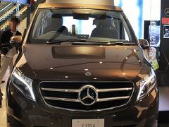 17時に夕食を予約しているので、まだもう少し時間があるのよねー
時間つぶしする術をあまり知らない私たち。
やっぱり、いつもの如く、メルセデスベンツコネクションを冷やかして（笑）