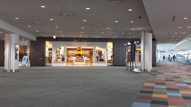 空港に伊勢丹、羽田にも有るけどメンズばかりです。<br />圧倒的にビジネスマンの搭乗が多いんでしょうが、レディースはサマンサタバサとかで、おばちゃんはお呼びじゃありません。