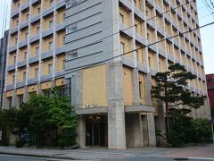 尾崎かまぼこ館から走ること10分、ちょうど17時に本日の宿《魚津マンテンホテル駅前》に到着。

魚津駅のすぐ近くにあります。僕たちは車だから関係ないけど。