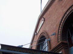 Yさんはこのあとランドに移動するとのことで、最前列の場所を譲ってくれました。

ありがとうございますーヽ(；▽；)ノ

そして、Kさんはお腹が空いていないとのことで、「リドでこのまま場所取りをしておくからAちゃんとランチしておいで♪」と・・・

１３：２５、お言葉に甘えてレストラン櫻にやって来ました。