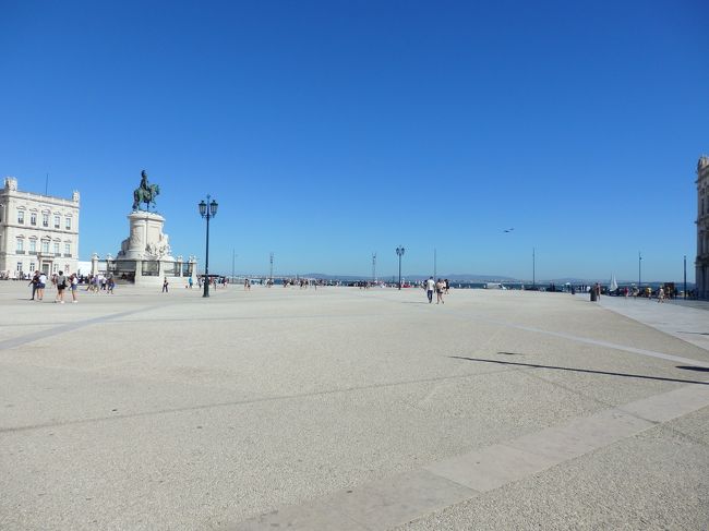 大きな広場です<br />ヨーロッパは大体こういうだだっぴろい広場がありますね