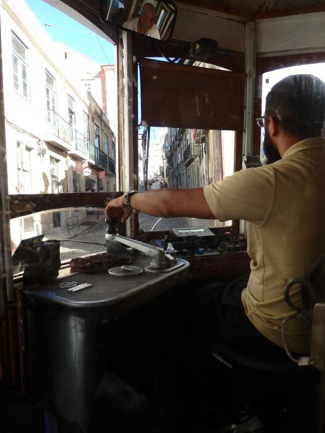 市電に乗りながら街並みを観察