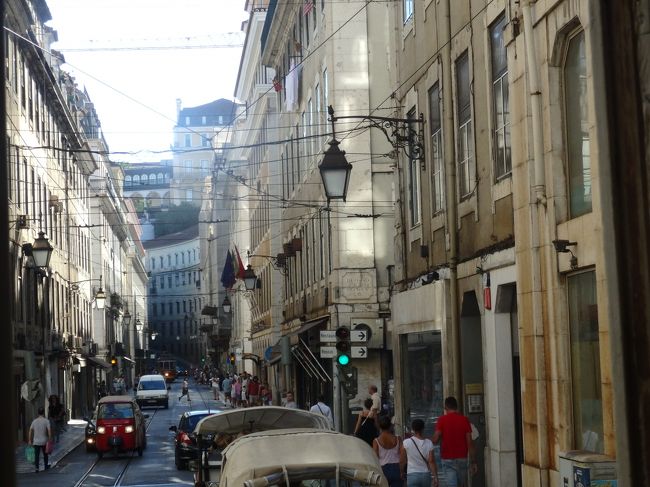 個人的にお気に入りの写真<br />広くない通りに、ちょっと古い建物がひしめき合っていて、頭上には市電の電線、そんなリスボンの街並みがとっても素敵でした。