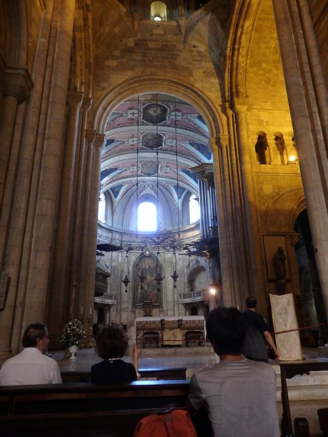 中はよくあるヨーロッパの教会という感じ