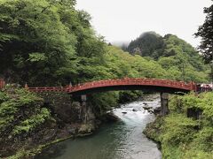 「神橋」です。
渡るにはお金がかかります。
JR日光駅から徒歩20分強といったところ。
バスを待たずに、最初から歩くべきでした。