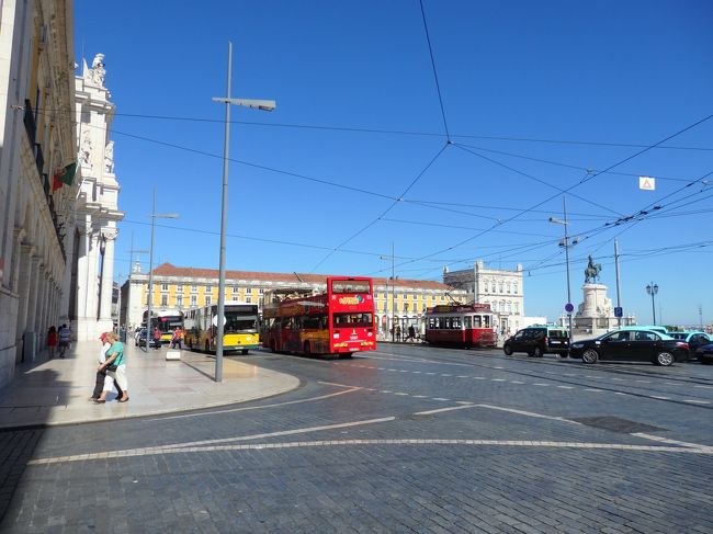 広場からメインストリートにいけます<br />食べ物屋さん、服屋さん、お土産物屋さん、いろいろお店があって賑わっていました