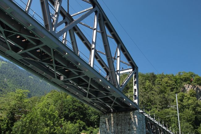 運がよければ、ちょうど鉄道が上を通っていったりもします。