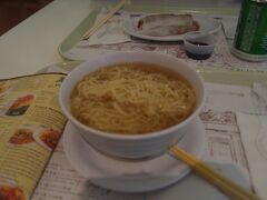 フードコートのHo Hung Keeというお店の
ワンタン麺とRice Rool(?)を食べる。

Rice Roolというのは初めて食べましたがとてもおいしかった。
香港の食べ物かな？

フードコートに「マニラカレー」とかもあったので
東南アジアの文化もありつつ、もちろん英語圏の文化もありつつ
香港、とても面白そうな国だと感じた。


HKG空港の充電スポットについては
座って充電できるスポットは数が限られており
ほとんどが立ったまま充電させられるものでした。

機内で充電したかったが、機内のUSBでは充電できなかった
USB端子がガバガバで（私のiPhoneも、友人のAndroidもダメ）
キャセイご利用の方はご注意ください。