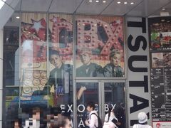 EXO-CBXの写真が貼ってあります。

渋谷の何か所かのビルにEXO-CBXの写真がありました。

渋谷はセンター街などでEXO-CBXの新曲が流れています。
「ホ～ロロロロ♪」

2018年5月11、12、13日『横浜アリーナ』で「EXO-CBX “MAGICAL 
CIRCUS” TOUR 2018」が開催のために来日していました。

一つ前のブログで「第三次 韓流ブーム」について載せ切れなかったので
横浜編とつなげさせていただきます。

<K-POP人気のため若い子が渋谷原宿から新大久保に流れる！
「第3次韓流ブーム」到来♪ 2017年12月にオープンした
世界で1番おいしいかき氷店【スノーウィビレッジ】で
ジェジュンのサイン見～っけ♪ 【ジョンノホットック】新大久保店の
伸びるチーズ入り「モッツァレラコメハットグ（ホットドッグ）」、
台湾のタピオカミルクティー【チャタイム】、
生クリーム専門店【Milk】、【CAESAR Cafe】のラテアート>

https://4travel.jp/travelogue/11358107