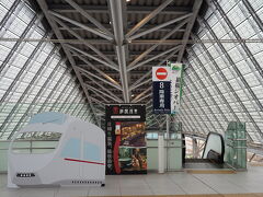 駅がおしゃれな建築で綺麗でした。ここから登山電車で箱根湯本駅を目指します。始発のため到着してすぐ乗り込むと座れましたが出発時間が近づくと満員電車になっていました。ここから箱根湯本駅まで15分、310円、suica利用可。