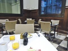 ホテルの朝食は、6.30amから１Fレストランで、コンチネンタルブレックファーストを頂きました。パン、シリアル、チーズ、ハム、果物等の冷たい物だけで、温かい料理は別途注文することができます。