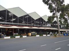 通勤で足早に歩く人々や、学校に子供を送り届ける父兄たちを横目に、早朝から開いているサウスメルボルンマーケットまで歩きました。メルボルン最古のマーケットです。