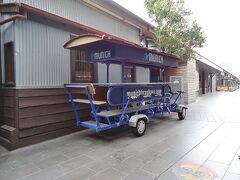 ブラブラ歩いてサウスワーフのDFOまで来ました。店舗数の多いアウトレットモールです。プロムナード添いに停まっていたサイクリングカー。これを漕ぎながらお酒を飲むようです。

