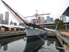 コンベンション・エキシビジョンセンターまで歩きました。ポリーウッドサイドと呼ばれる復元された貨物船です。