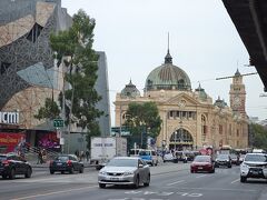 フリンダースストリート駅とフェデレーションスクエア。