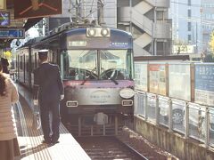 びわ湖浜大津駅からスタート。まずは坂本方面を目指します。

ふだん道路面を走る電車を見ていない子どもたちは、車と並走して走る電車に大興奮。うわーうわーとずっとはしゃいでいました。駅員さん「電車は好きですか？」「どこまでいくんですか？」などとと子どもにもやさしく接してくれました。

ところで、京都方面に行く際にはこの浜大津に車をおいて電車で出かけると良いです。駅の駐車場の料金はお手頃ですし、京都市内の渋滞や駐車場不足に悩まされることもありません。