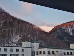 ホテルの窓から朝焼けが見えましたよ。

あの雪山は？
