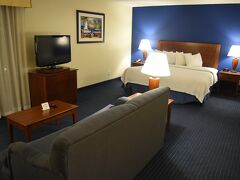 レンタカーを借りてもう夜なのでホテルへ直行しました。
ホテルは空港から車で１５分ほどのところにあるDoral Inn & Suites Miami Airport West。
スタジオタイプの部屋で、キングサイズのベッドとソファーベッドです。
アメリカのモーテルなどはダブルサイズのベッドが一つというところが多く、ベッドが二つあるところだと今度はダブルサイズが二つだったりして部屋が狭くなってしまって、スーツケースもなかなか広げられないところが多い。
なのでこういうスタジオタイプのお部屋は私は大好き。だいたいソファーはソファーベッドになってることが多いし、広いキッチンがついていたりするので、そこにスーツケース開けっ放しでおいておいても邪魔にならないし。
なので今回もいいところを予約したなあと思っていました。