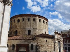 Old Cathedral, Brescia
イタリアでも　重要な丸いロマネスク様式の教会です。
もしくは　日本語ロトンダ
ロトンダは円形聖堂の意味
