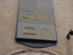 The Santa Giulia Museum

大きな荷物は　ロッカーにいれます。
入場券は　混んでいます。
凄いややこしい入場券で　他の博物館が　含まれる券とか　売っているので
スタッフ一人　皆イタリア人も　わからなくて　一人一人質問攻めにあって
すべての人に　答えてるんで　長ーーい列が　できてるのです。
わたしらは　朝一番にいったので　よかった。