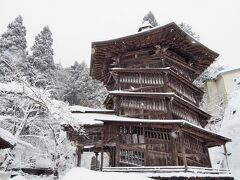 白虎隊の墓から下って・・・さざえ堂にやってきました。

旧・正宗寺三匝（さんそう）堂、通称さざえ堂。寛政８年（１７９６）築。高さ１６・５ｍ、回廊のついた六角三層の仏堂です。

平面六角形の建物で、内部には二重らせん構造の斜路が続き、右回りに上る斜路と、左回りに下りる斜路が別々に存在します。入口から斜路を最上階まで上り、他者とすれ違うことなく、別の斜路を降りて出口から出るようになっています。