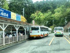 高野山駅からはバスです。

奥の院行きのバスとは違う系統です。
乗車、下車の時にスムースなので一日券を買っています。