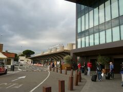 フィレンツェペレトラ空港。
なんだか、雲行きがあやしい。