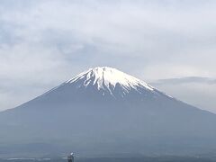 高速にのらず、御殿場へ。

いつもの御殿場プレミアムアウトレットへ。

天気が良く、壮大な富士山が美しい。