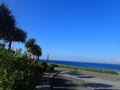 午前８時半。
沖縄読谷村、Gala青い海前。
青い空と青い海はまだまだ夏っ！！
