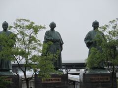 　ＪＲ高知駅前広場には、. 武市半平太（左）、坂本龍馬（中）、中岡慎太郎（右）の３人の像が立っています。 三志の像と呼ばれています。