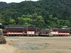　厳島神社は干上がっています。
　厳島神社は海を敷地とした大胆で独創的な配置構成、平安時代の寝殿造りの粋を極めた日本屈指の名社です。
　廻廊で結ばれた朱塗りの社殿は、潮が満ちてくると海に浮かんでいるように見えます。