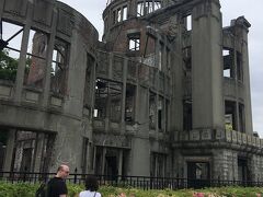 　原爆ドームです。
　チェコスロバキアのヤン・レツルが 1913～14年に設計し，広島県物産陳列館として建設され，のちに産業奨励館となりました。
　 1945年8月6日，史上初めての原子爆弾投下によって，その爆風と熱のためにドームの鉄骨がむき出しになりました。