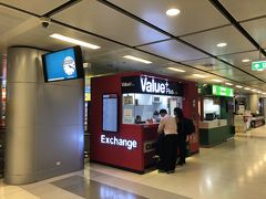 両替は空港では行わずに、ARLの駅コンコースの両替店のレートが良いとの事で、そちらで両替しました。
空港では、1BAT＝0.26程度だったのが0.29ちょっとと10％程はレートが良かったです。