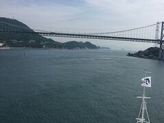 　今日は終日クルーズです。
　関門海峡にかかる関門橋が見えてきました。デッキに上がり橋の下の通過を待ちます。