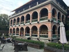 ここは淡水紅樓咖啡餐館といって、１００年以上も前に建てられた洋館で１・２階はレストラン３階はカフェになっています。
