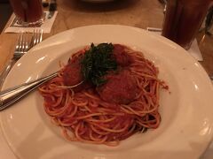 全てがアメリカサイズ。SPAGHETTI AND MEATBALLS   $16.95
子供のげんこつサイズのミートボール。完食は無理でしょう。食べる前にboxもらって半分持ち帰り。