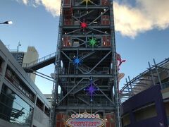 フリーモントスクエアのアーケードの中をぶっ飛ぶジップライン。
