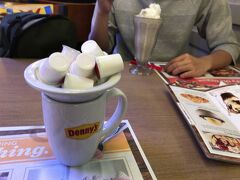 にぎやかなフリーモントスクエアだけどトイレ探してちょっと路地入ったらなんか怪しい雰囲気。フラフラしてる人に声かけられてやばーい感じ。日本の感覚で裏通りなんか行かないほうがいいかも。
トイレありそうなデニーズに入る。
こんなにミルク入れないでしょ！こういうとこアメリカだなあ。