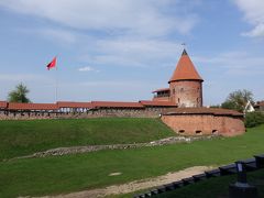 カウナス城。ドイツ騎士団の侵略を防ぐために作られた城だそう。

リトアニアの国旗がひるがえっています。